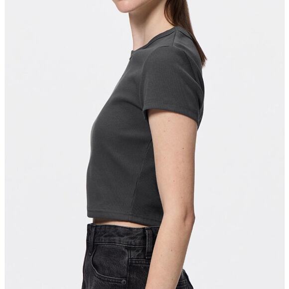 GU (Uniqlo) x Sanrio Kuromi Graphic Cropped T-Shirt in Dark Gray - Picture 4 of 11